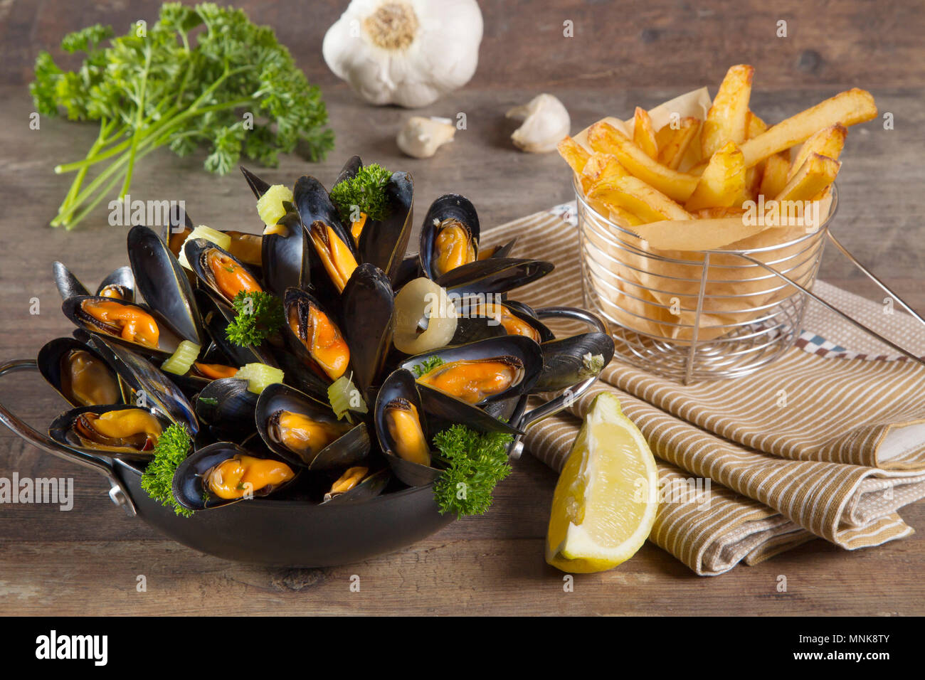 Le cozze e le patatine fritte Foto Stock