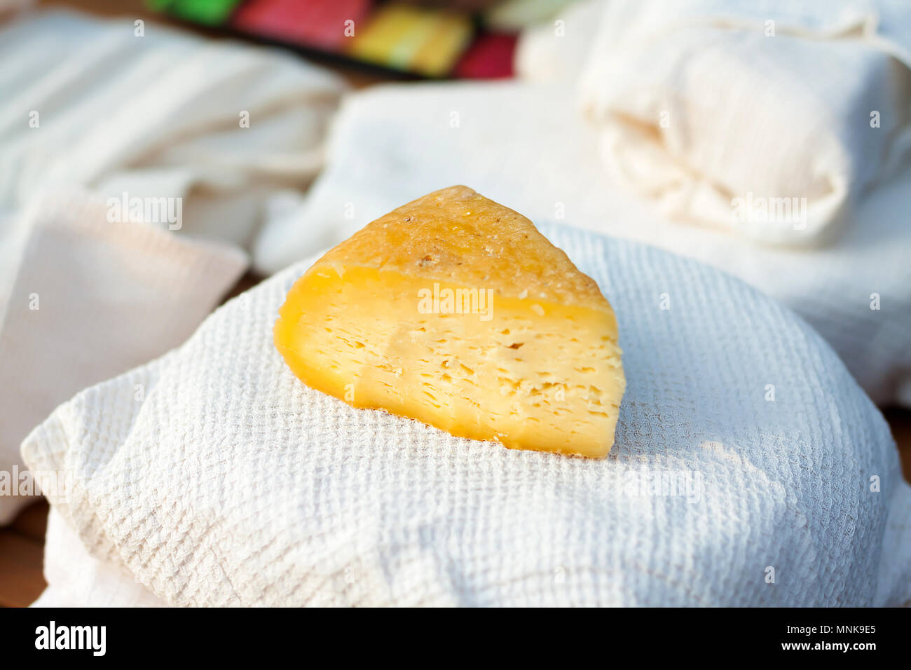 Fetta di formaggio di casa su un asciugamano waffle Foto Stock