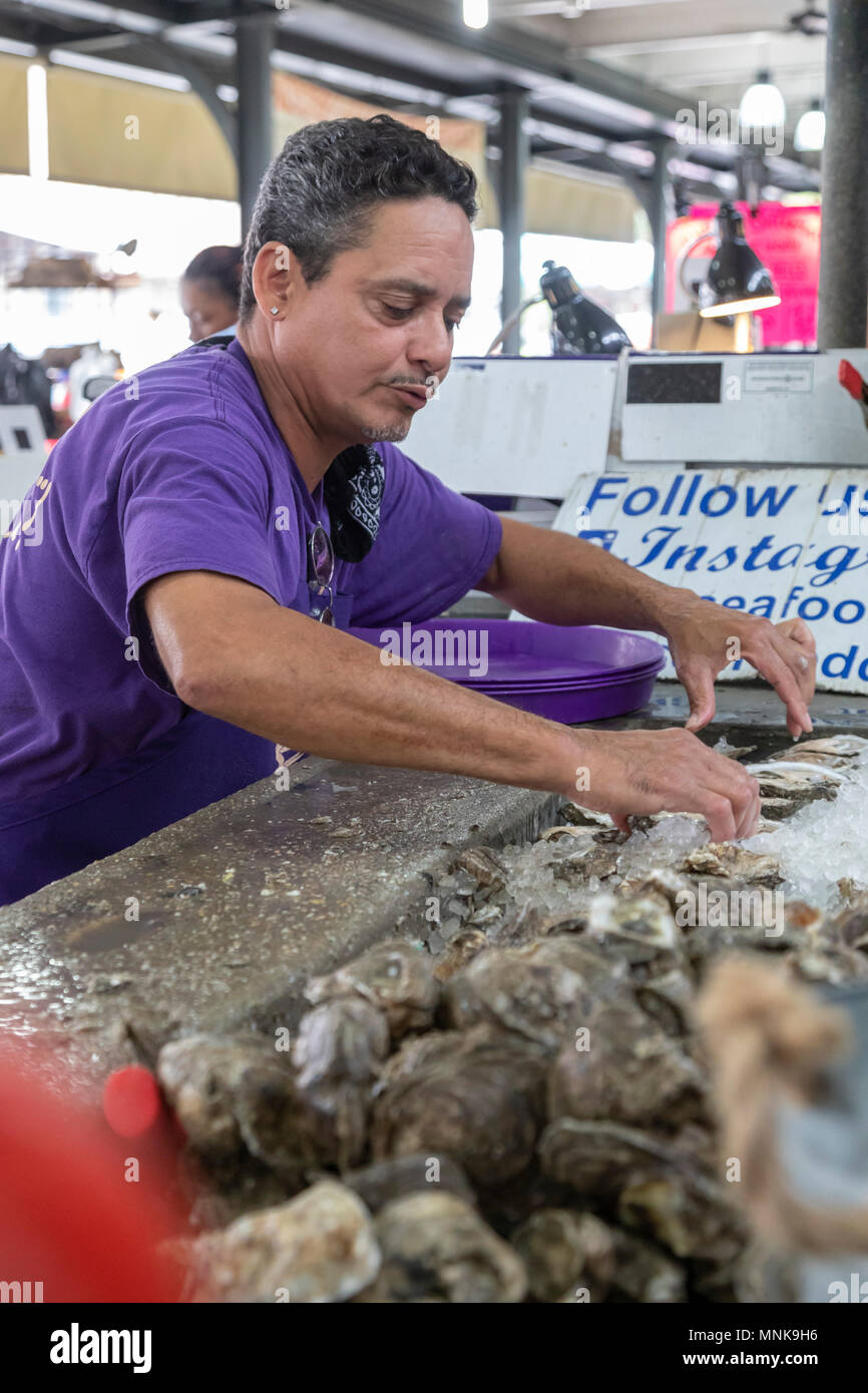 New Orleans, Louisiana - un lavoratore presso il mercato francese. Foto Stock
