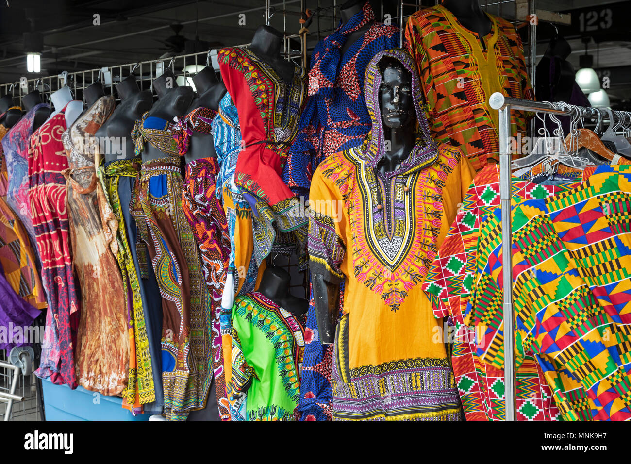 New Orleans, Louisiana - Abbigliamento in vendita presso il mercato francese. Foto Stock