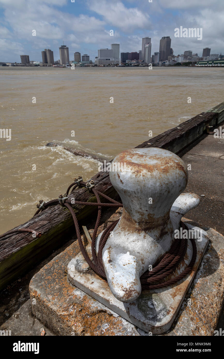 New Orleans, Louisiana - un ormeggio bollard lungo il fiume Mississippi, a valle da New Orleans. Foto Stock