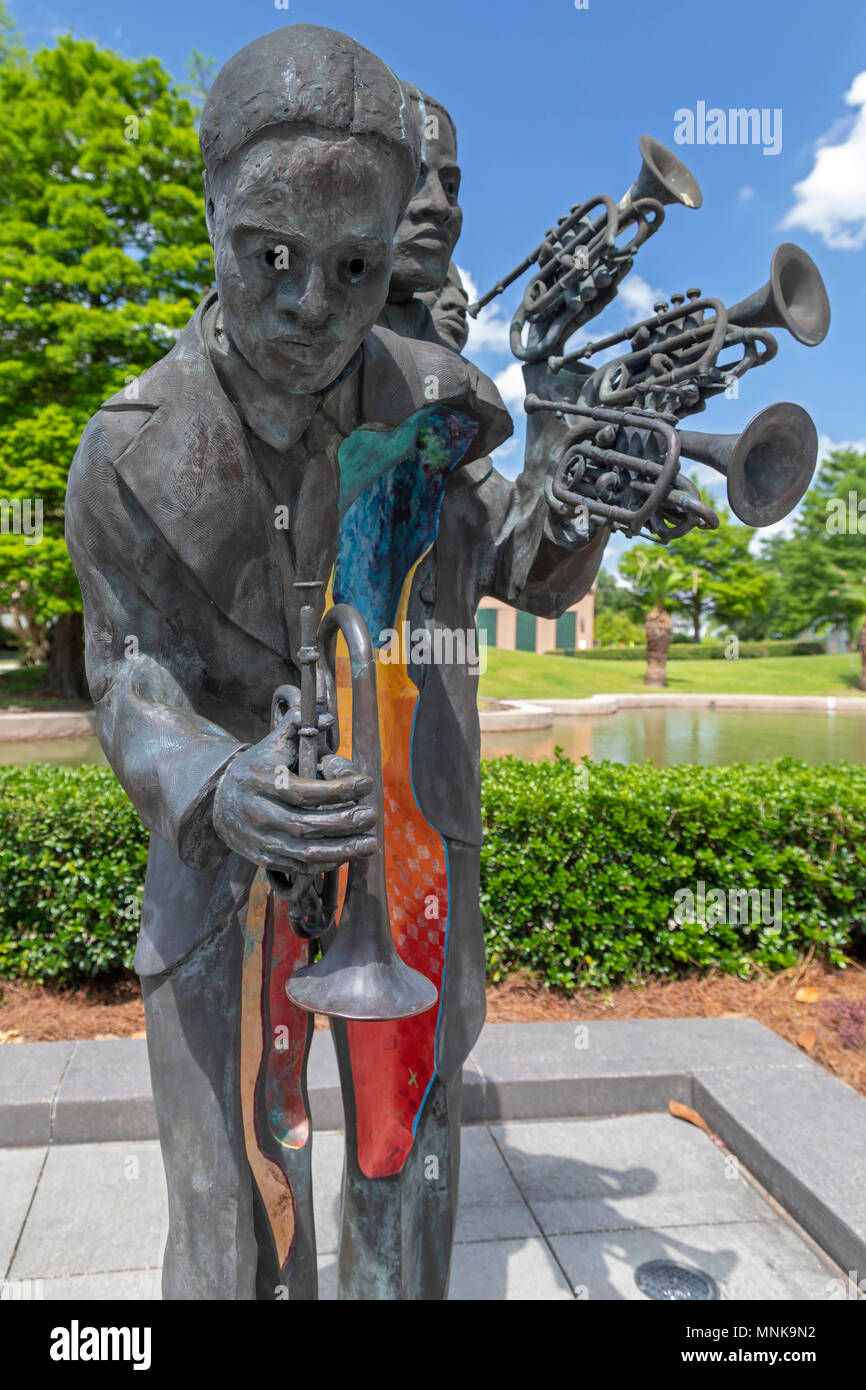 New Orleans, Louisiana - una scultura del musicista jazz Charles 'Buddy' Bolden a Louis Armstrong Park. La scultura è da Kimberly Dummons. Foto Stock