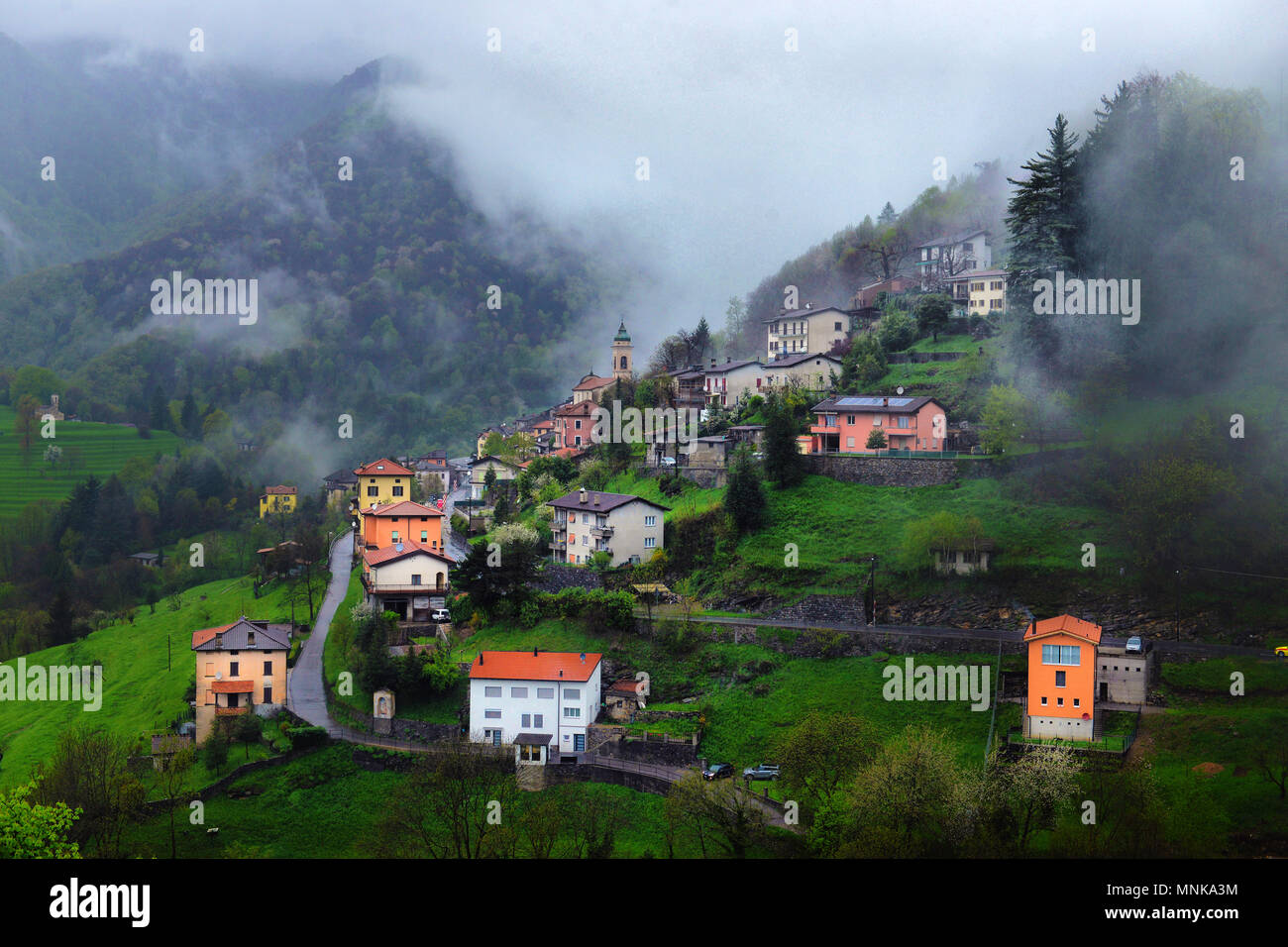 Montagne e paesaggi. Villaggi italiani. Bella vista con le montagne e il cielo nuvoloso. Scena crepuscolo. Foto Stock