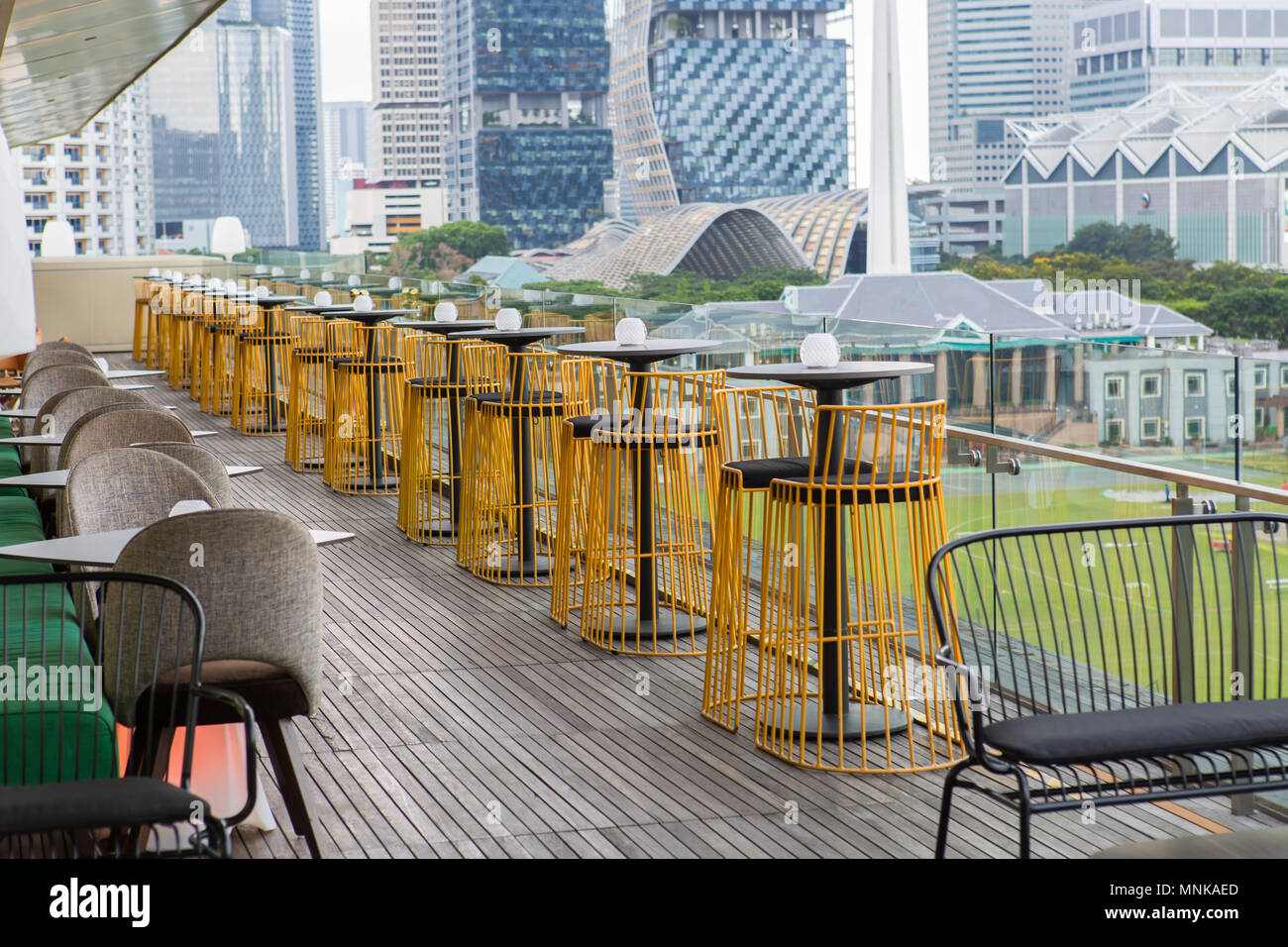 Il design degli interni di una piscina Sky lo spazio lounge che offrono una spettacolare skyline di Marina Bay a Galleria Nazionale di Singapore. Foto Stock