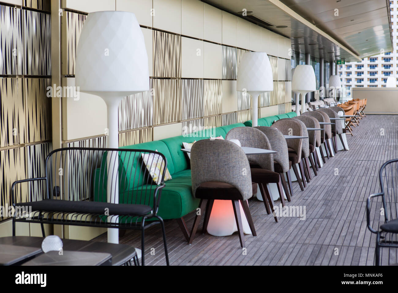 Il design degli interni di una piscina Sky lo spazio lounge che offrono una spettacolare skyline di Marina Bay a Galleria Nazionale di Singapore. Foto Stock