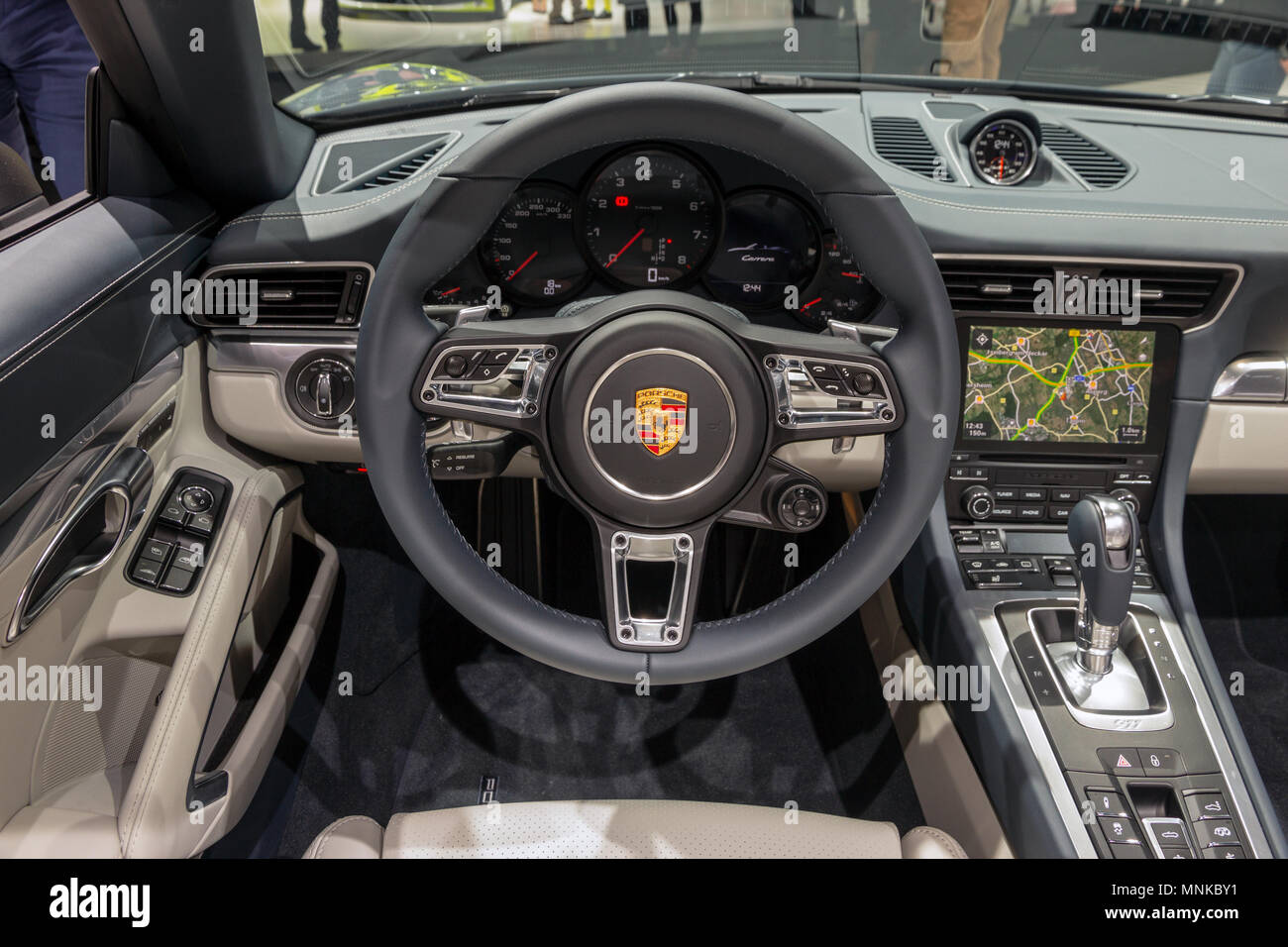 Francoforte, Germania - 16 SET 2015: Interni vista dashboard Porsche 911  Carrera auto sportiva ha presentato al salone di Francoforte IAA Motor Show  Foto stock - Alamy