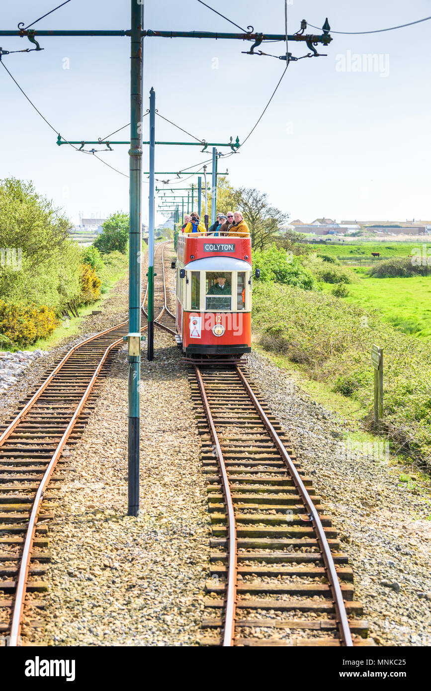 Il tram a passsing posto sulla singola traccia di The Seaton e distretto tramvia elettrica, Devon, Inghilterra. Foto Stock