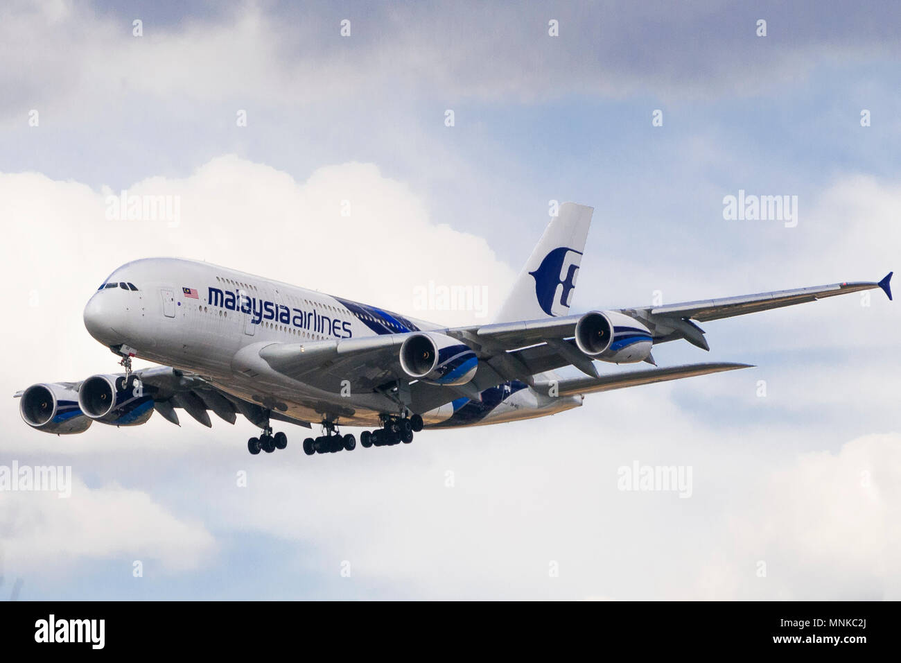 London, Regno Unito - 6 Agosto 2013 - Un Malaysian Airlines Un380-841 atterra all'aeroporto di Heathrow di Londra Foto Stock