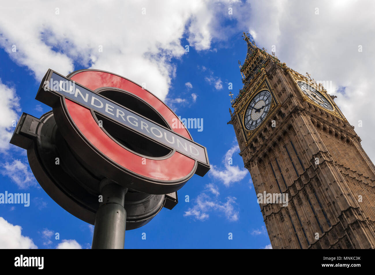 LONDON, Regno Unito - agosto, 11 2013; il segno della metropolitana di Londra e il Big Ben presso la stazione della metropolitana di Westminster a Londra. Foto Stock