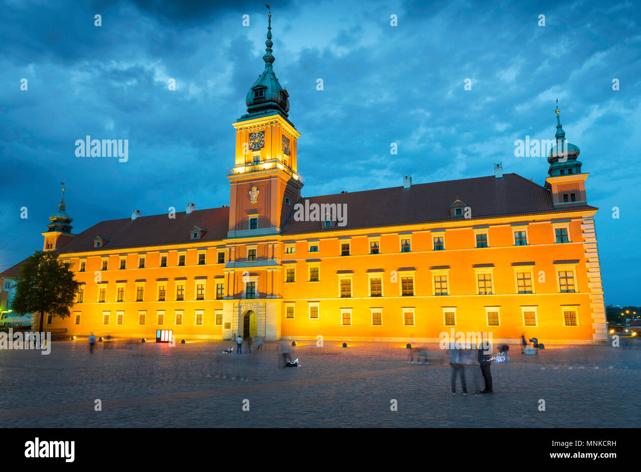 Castello reale di Varsavia, vista panoramica di notte dell'edificio del Castello reale e della Piazza del Castello (Plac Zamkowy) nel quartiere della Città Vecchia di Varsavia, Polonia. Foto Stock