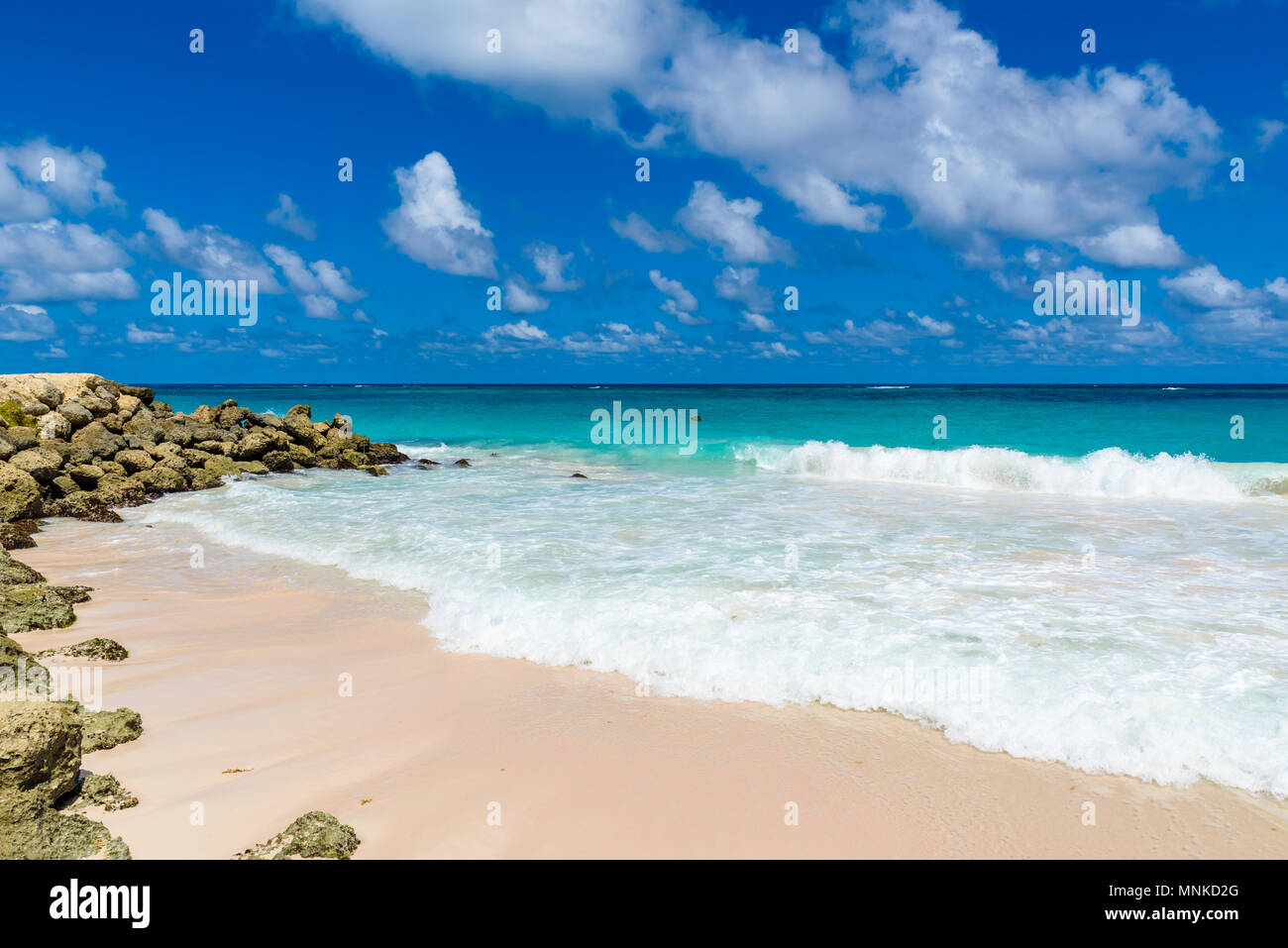 Crane Beach - spiaggia tropicale sull'isola caraibica di Barbados. Si tratta di una destinazione paradiso con una spiaggia di sabbia bianca e mare turquoiuse. Foto Stock