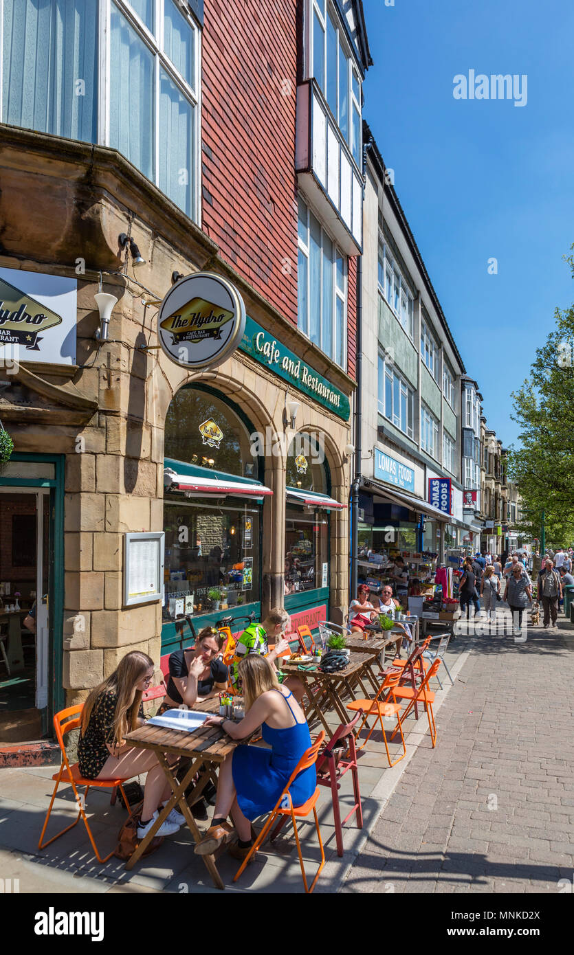 Cafe e negozi su giardini in primavera nel centro della città, a Buxton, Derbyshire, England, Regno Unito Foto Stock