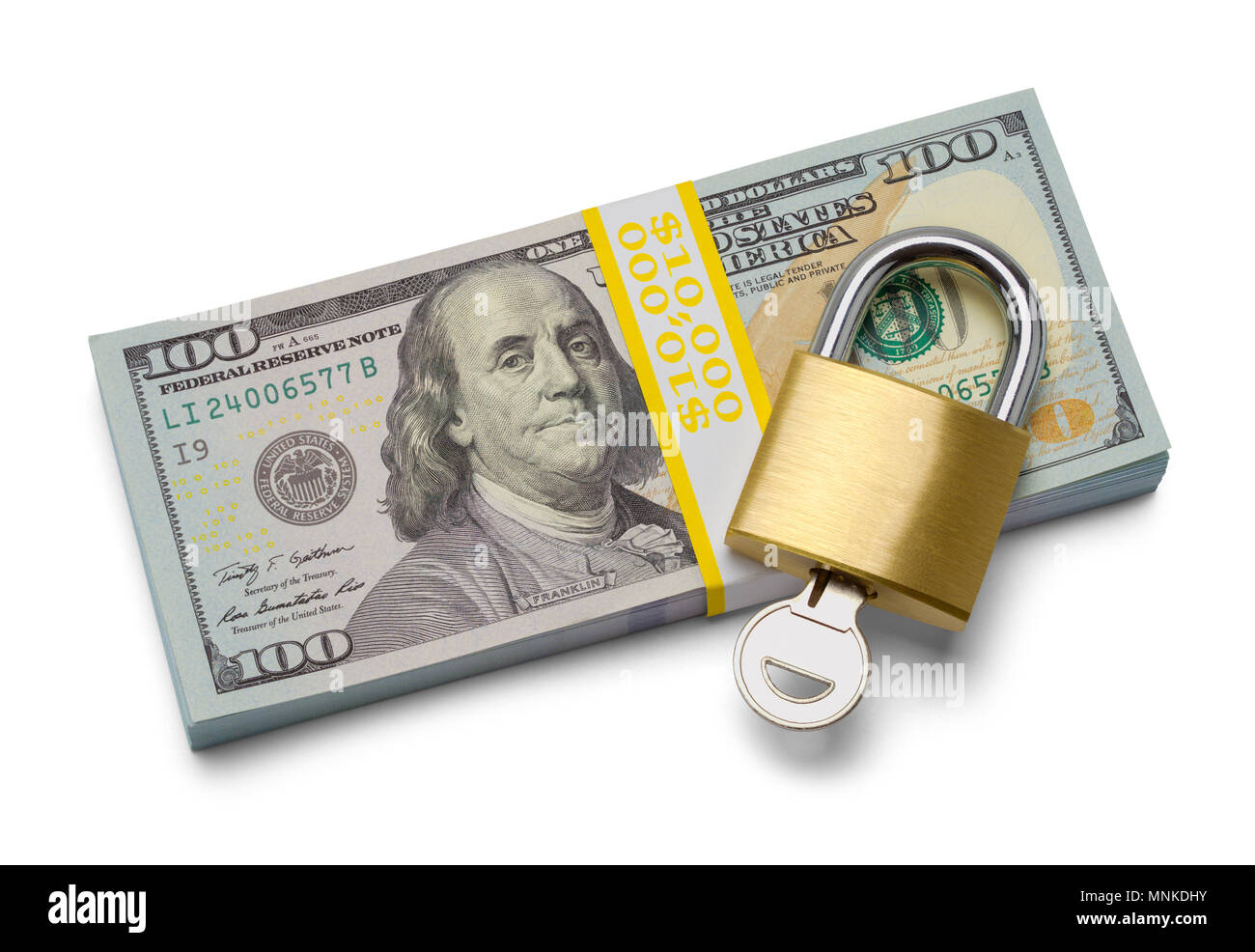 Pila di centinaia di fatture del dollaro con lucchetto e chiave isolato su uno sfondo bianco. Foto Stock