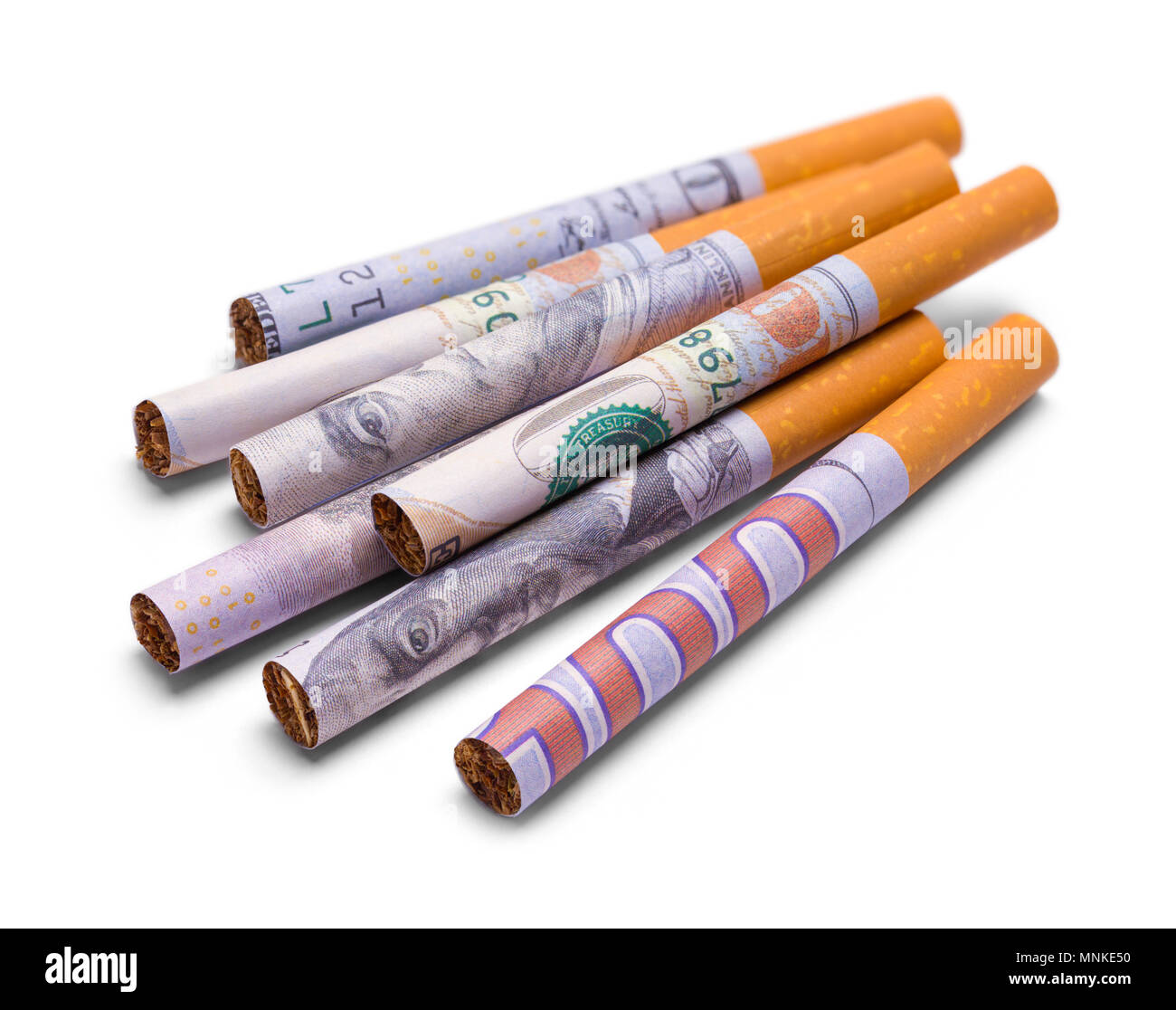 Diverse centinaia di dollari di denaro delle sigarette in un palo isolata su uno sfondo bianco. Foto Stock