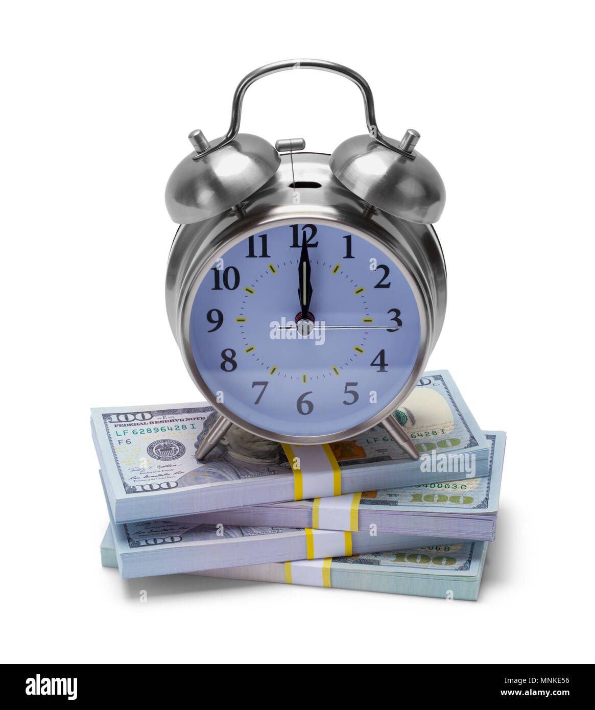 Sveglia sulla sommità di una pila di denaro isolato su uno sfondo bianco. Foto Stock