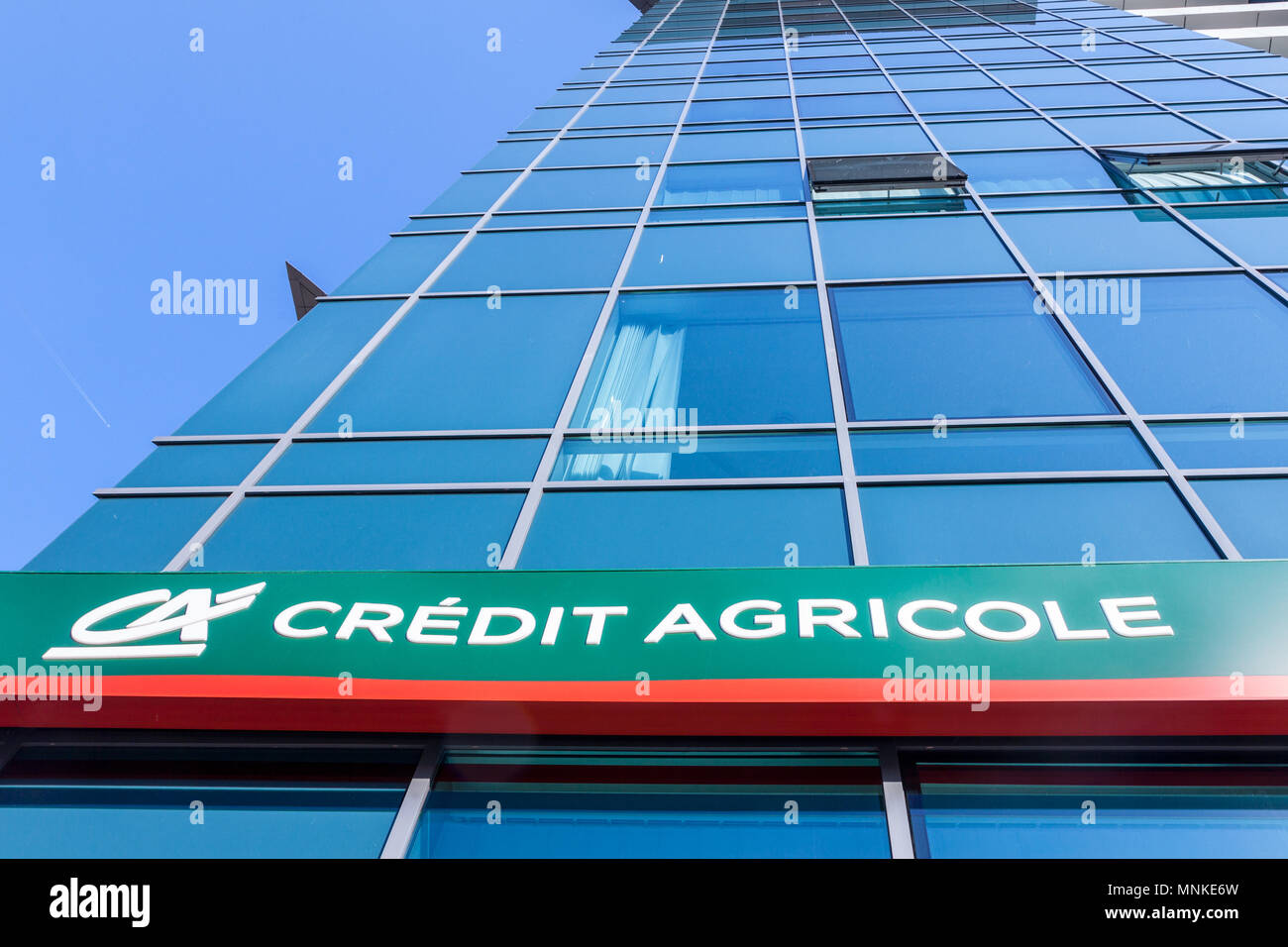 Belgrado, Serbia - Aprile 29, 2018: il logo di Credit Agricole sulla loro sede locale per la Serbia. Credit Agricole Srbija è uno dei leader francese Foto Stock
