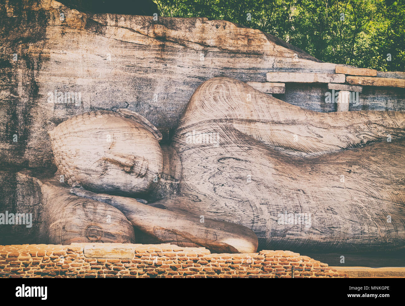 Recumbent immagine di una statua del Buddha al Gal Vihara in città patrimonio mondiale Polonnaruwa, Sri Lanka. Panorama Foto Stock