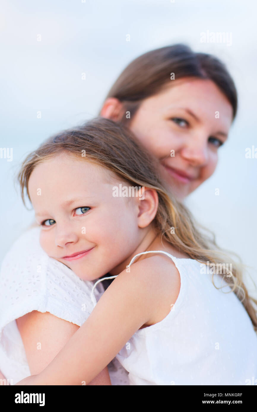 Bella madre e la sua adorabile figlia piccola Foto Stock