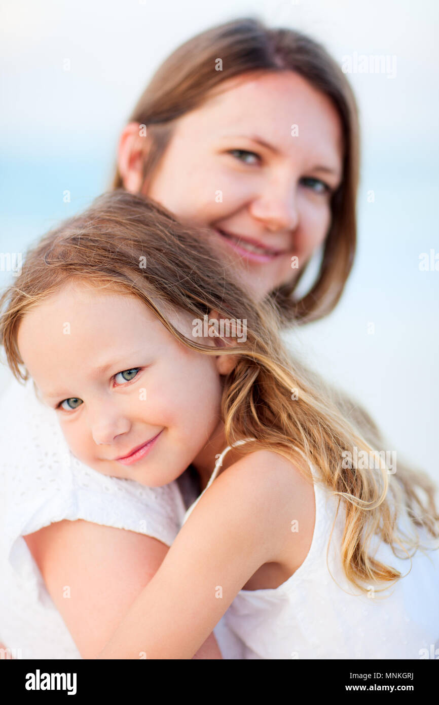 Bella madre e la sua adorabile figlia piccola Foto Stock