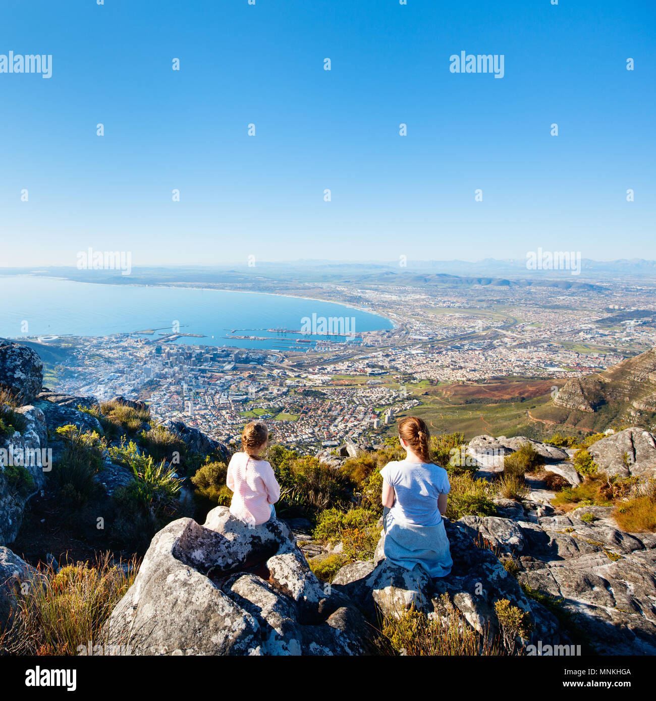 Famiglia godendo di panorami mozzafiato della Città del Capo dalla cima della montagna della tavola Foto Stock