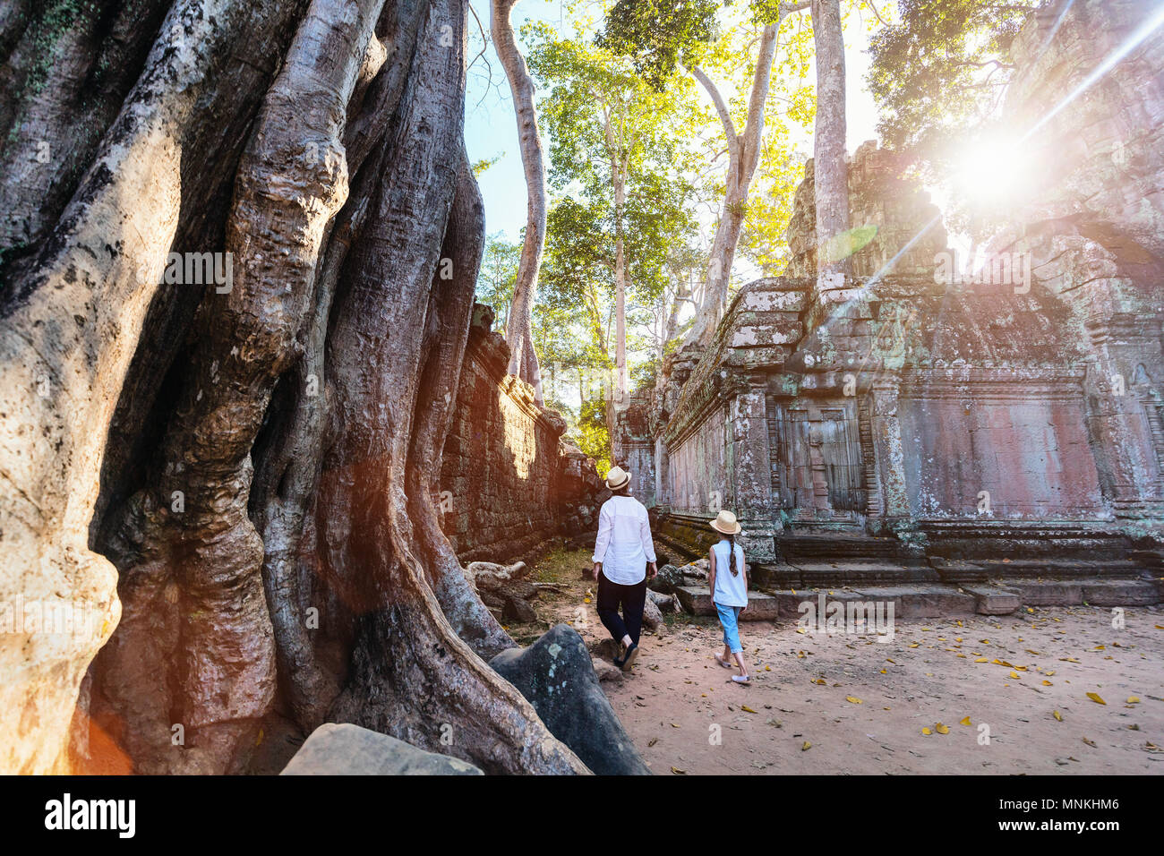 Famiglia visitando antiche Ta Prohm tempio di Angkor area archeologica in Cambogia Foto Stock