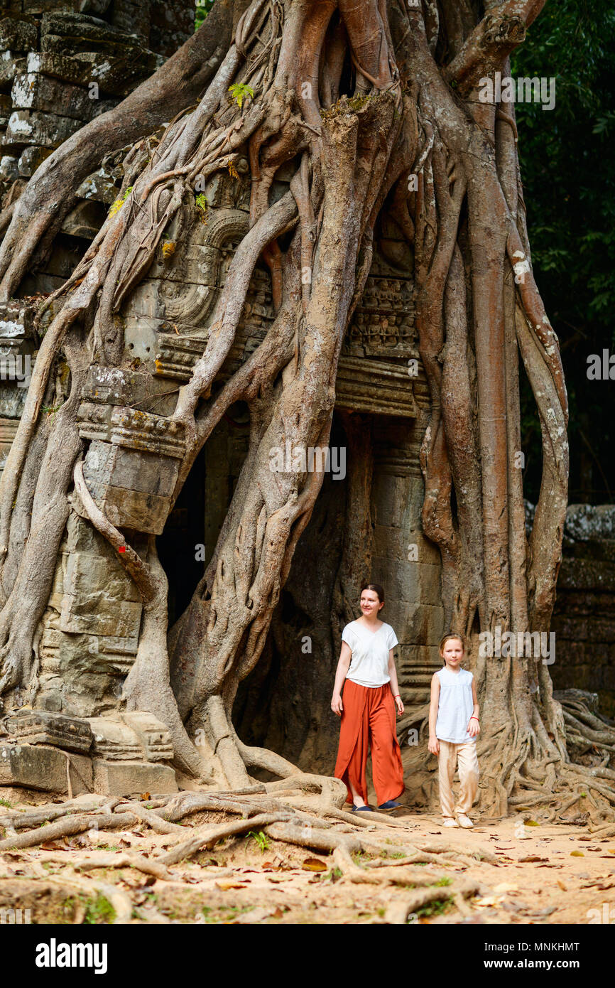 Famiglia visitando antiche Ta Som tempio di Angkor area archeologica in Cambogia Foto Stock