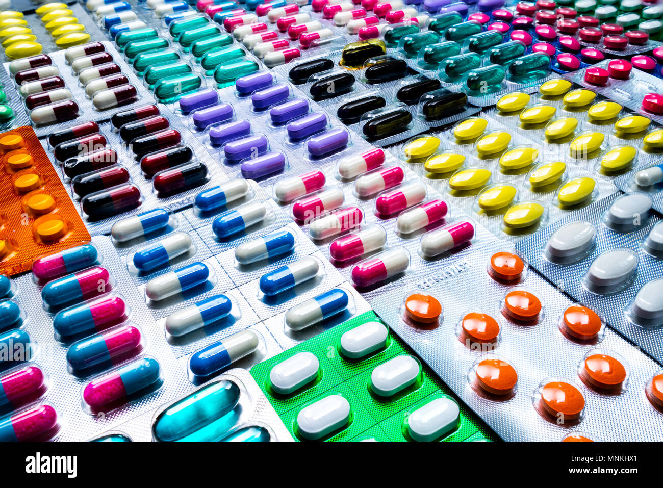 Colorato di compresse e capsule pillola in confezione blister disposti con belle pattern. Industria farmaceutica concetto. Farmacia farmacia. Defec Foto Stock