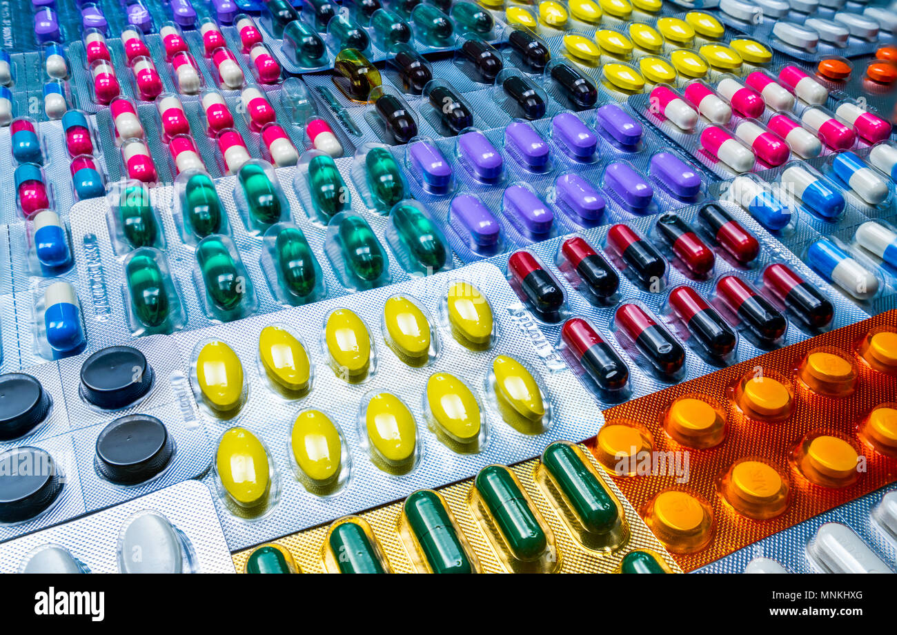 Colorato di compresse e capsule pillola in confezione blister disposti con belle pattern. Industria farmaceutica concetto. Farmacia farmacia. Defec Foto Stock