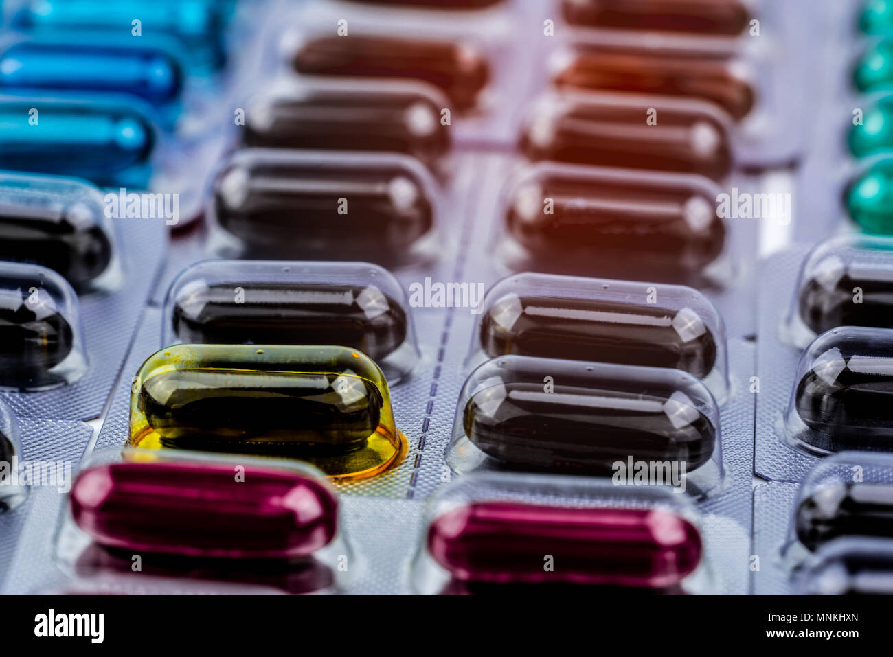 Primo piano della vitamina e integrare le capsule pillola in confezione blister. Industria farmaceutica concetto. Farmacia farmacia. Difettoso e errore in pharmaceu Foto Stock