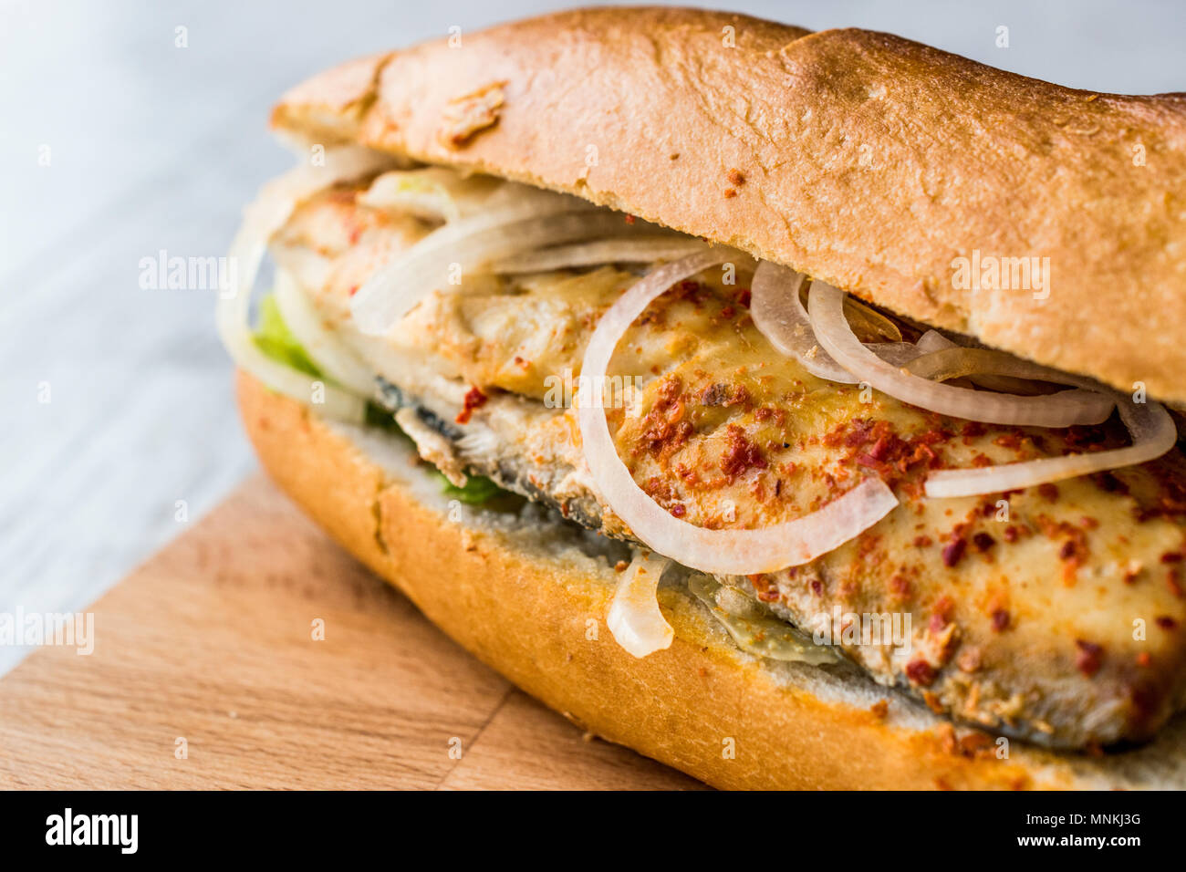 Bagno turco Balik Ekmek / Pesce sandwich.. Un fast food tradizionali. Foto Stock