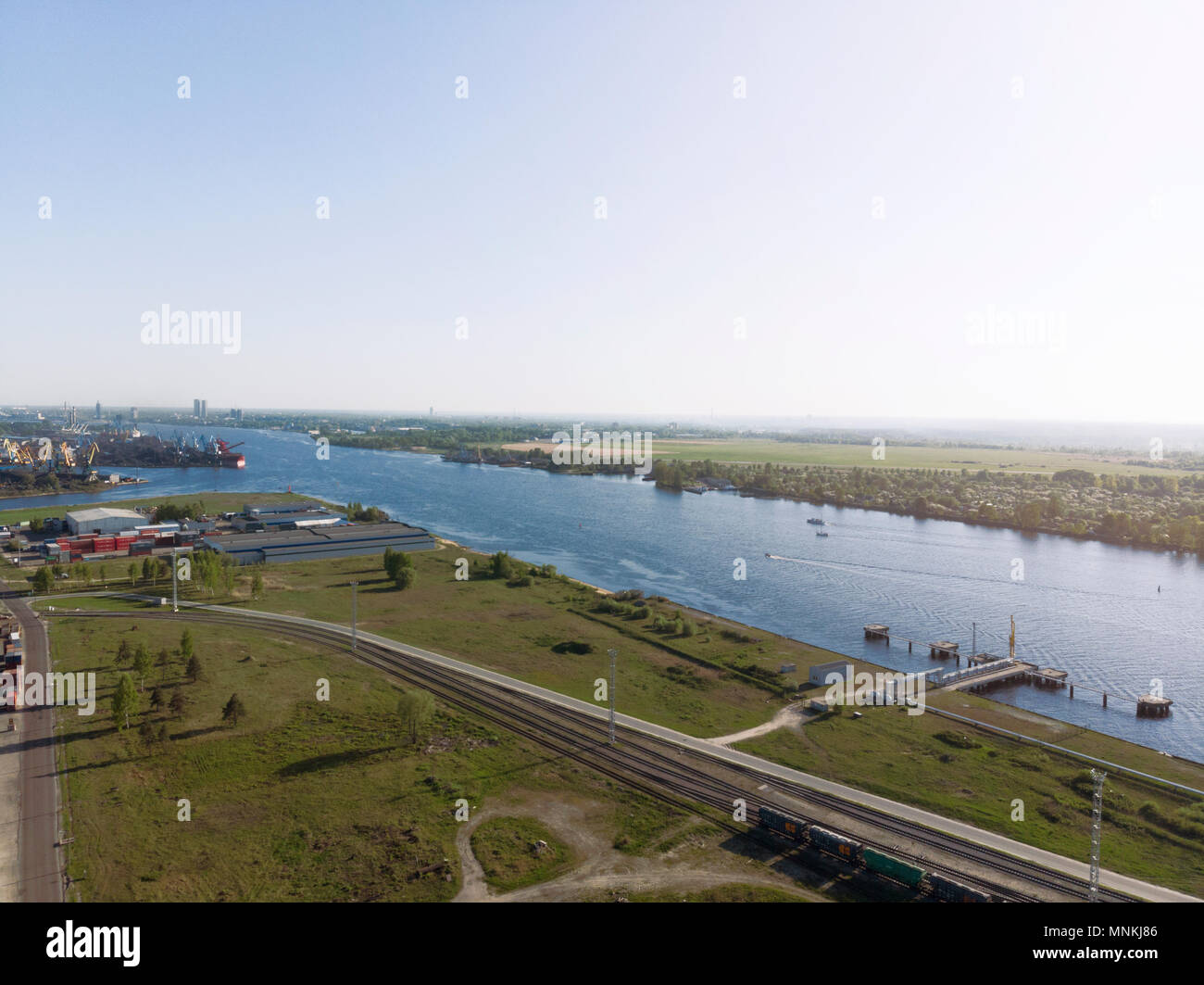 Overhead drone filmati del porto industriale con contenitori in sunset. Foto Stock