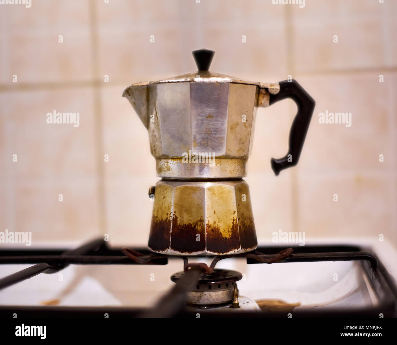 Vintage vecchio frequentemente utilizzate caffè moka può sul fornello a gas  Foto stock - Alamy