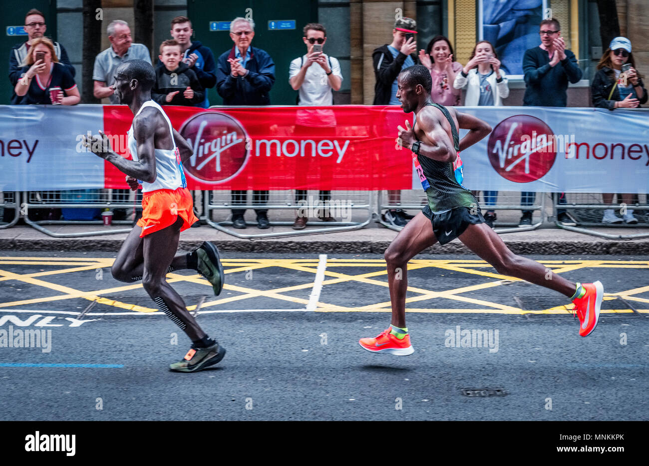 Eliud Kipchoge e Tola Kitata portando la maratona di Londra 2018. Essi saranno poi terminare la maratona nello stesso ordine. Foto Stock
