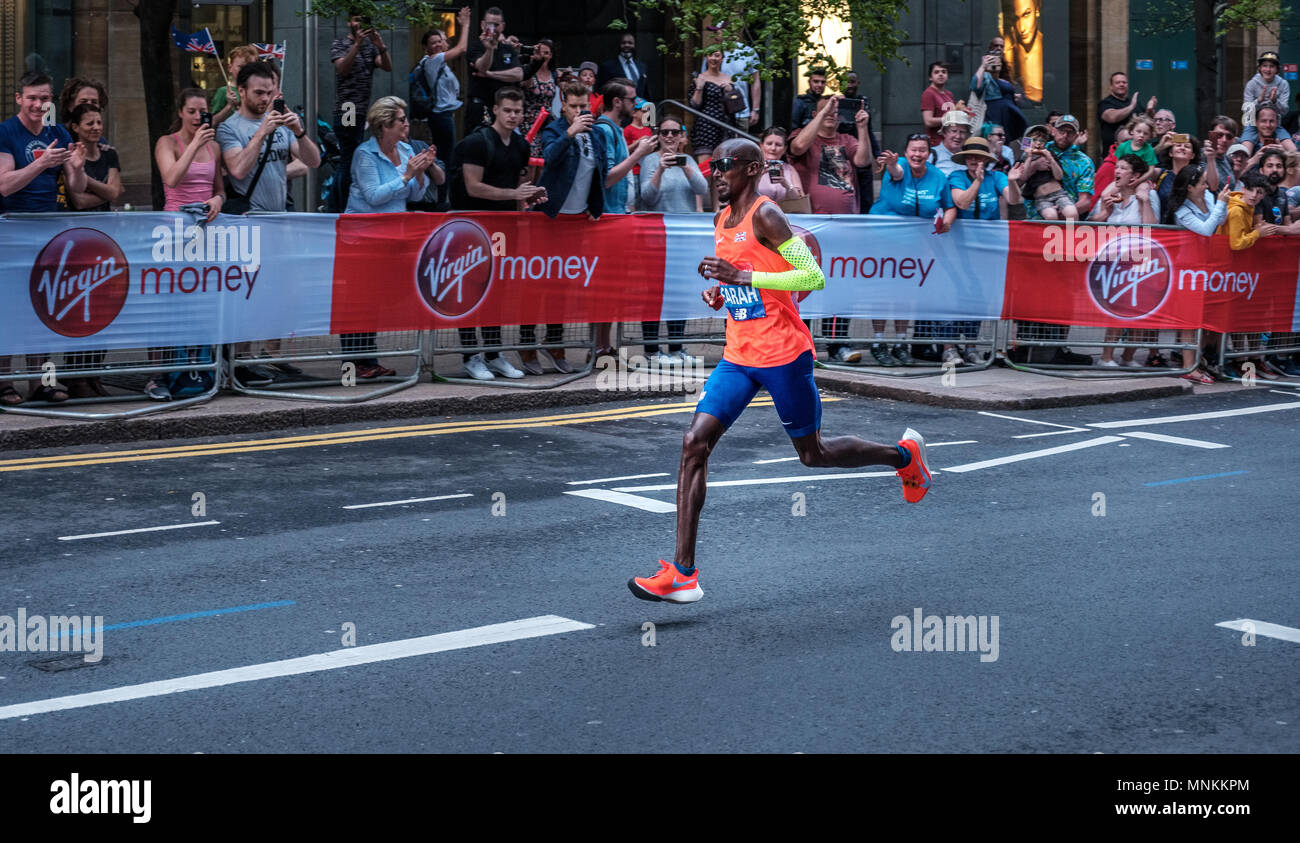 Per il Regno Unito Mo Farah sul suo modo al terzo posto nella maratona di Londra 2018 durante la battitura del Regno Unito 30 anni record di maratona. Foto Stock