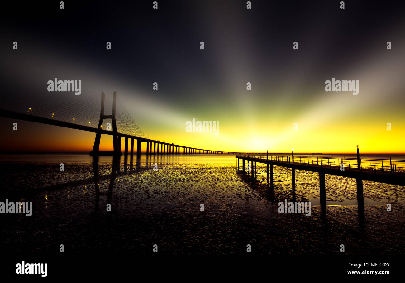 Ora d'oro presso lo spettacolare Vasco da ponte di Gamma a Lisbona. Modificato utilizzando l'Macphun Luminar 2018 raggi del sole filtro. Foto Stock