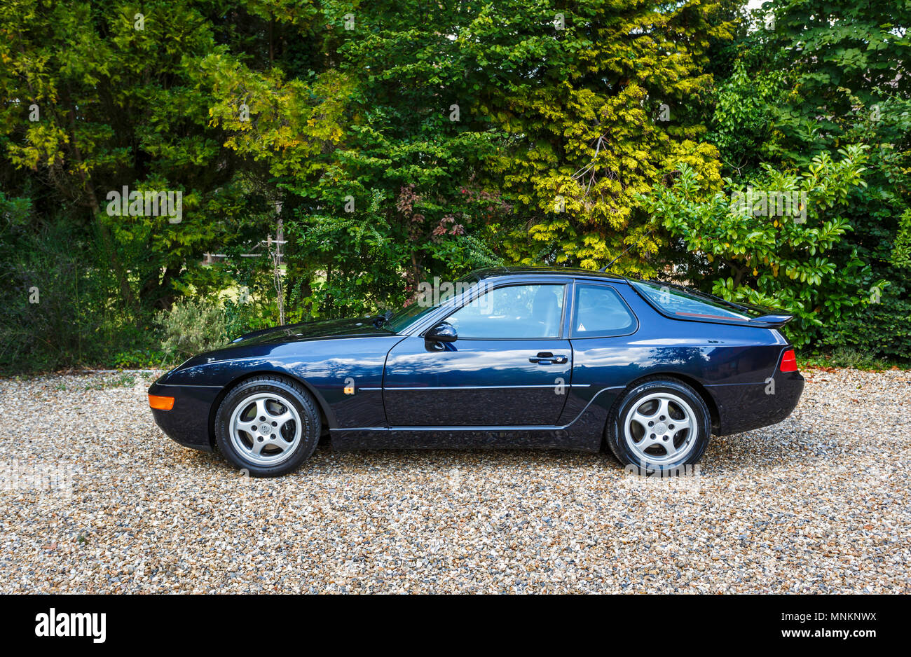 Classic Vintage Porsche auto sportiva, un materiale metallico blu mezzanotte Porsche 968 parcheggiato su una unità di ghiaia, sud-est Inghilterra, Regno Unito Foto Stock