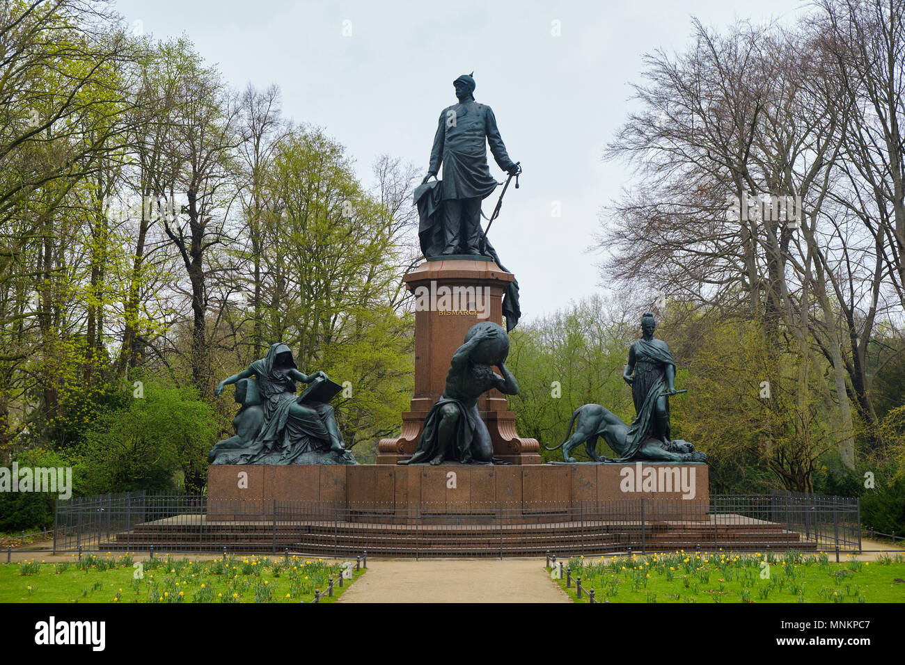 Berlino, Germania - 14 Aprile 2018: Memorial statua dedicata al principe Otto von Bismarck con fiori ed erba verde in primo piano e gli alberi su th Foto Stock