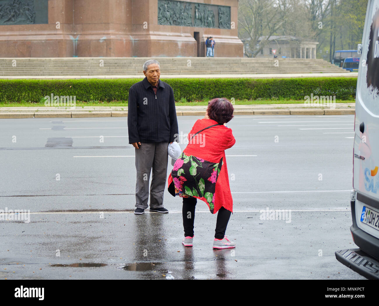 Berlino, Germania - 14 Aprile 2018: turisti asiatici prendere foto contro la base della colonna della vittoria di Berlino Foto Stock