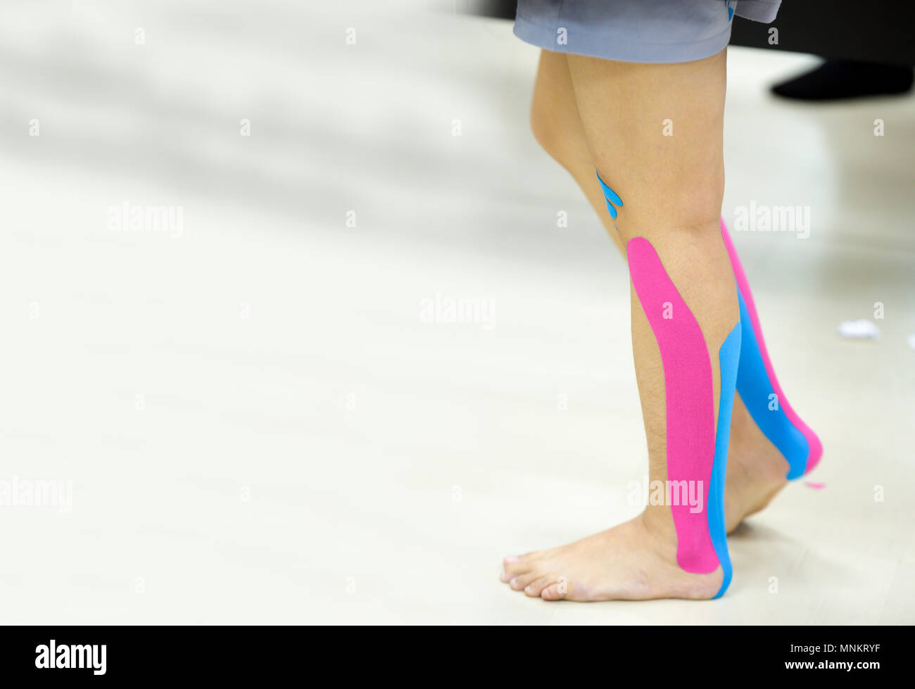 Caviglia compatibili da kinesio toccando Foto Stock