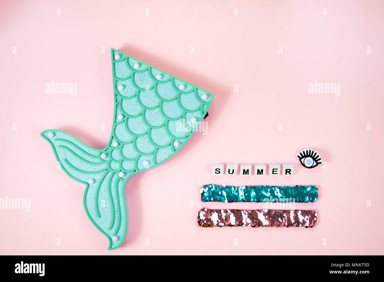 Piatto di moda laici insieme: color menta mermaid coda e paillettes accessori bracciali e lettere di estate Foto Stock
