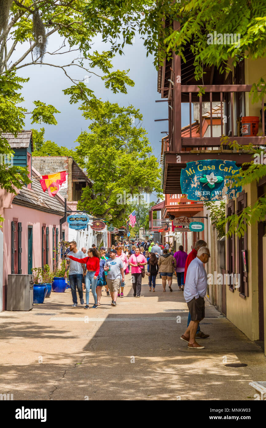 I turisti a piedi su St George Street nel centro storico di Sant'Agostino Florida Americas antica città Foto Stock