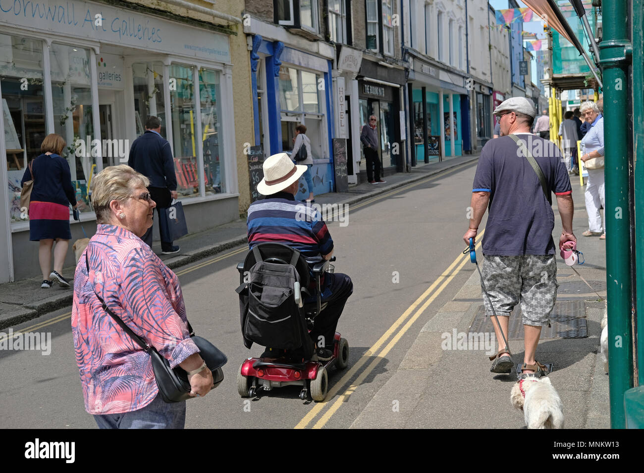 Un uomo su uno scooter di mobilità in Falmouth, Cornwall Foto Stock