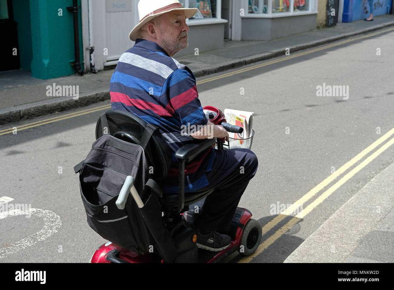 Un uomo su uno scooter di mobilità in Falmouth, Cornwall Foto Stock