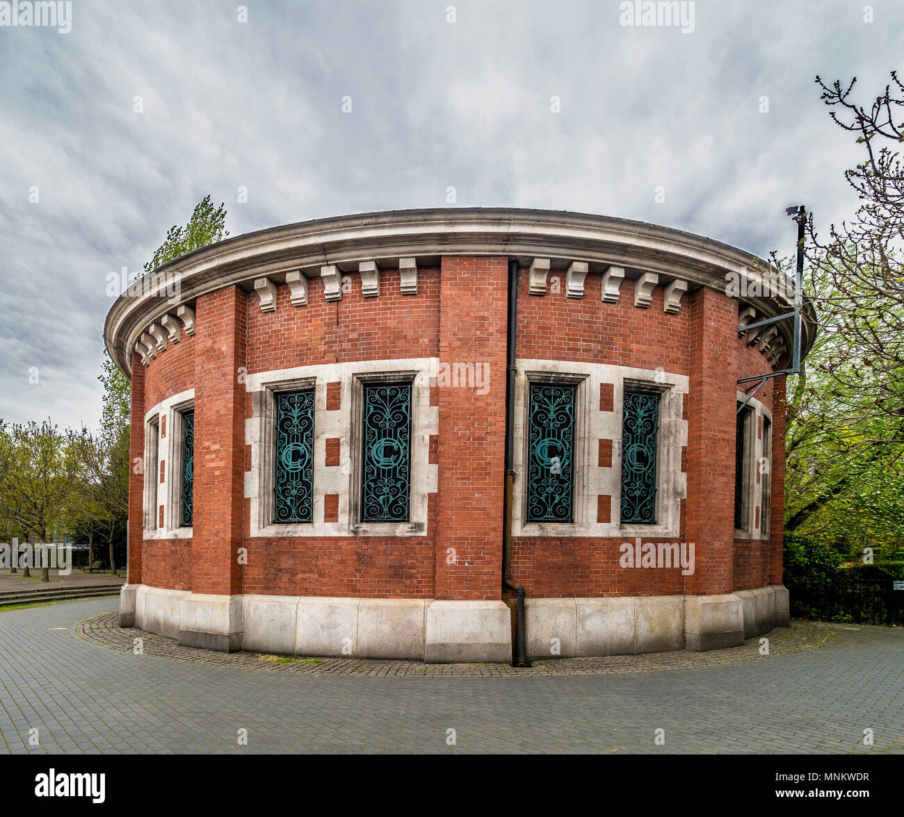 Albero di aria per Rotherhithe Tunnel in King Edward VII Memorial Park sulla sponda nord del fiume Thames, London, Regno Unito. Foto Stock
