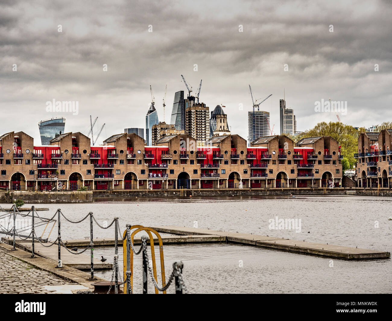 Il Shadwell bacino, Londra, convertiti da un dock in disuso in un alloggiamento waterside sviluppo progettato dagli architetti britannici, MacCormac Jamieson, Pr Foto Stock