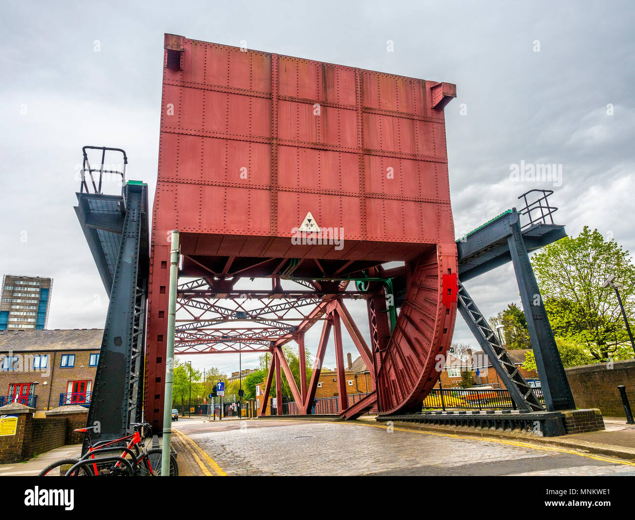 Il bacino di Shadwell ponte mobile, che non è più operativo. Londra, Regno Unito. Foto Stock
