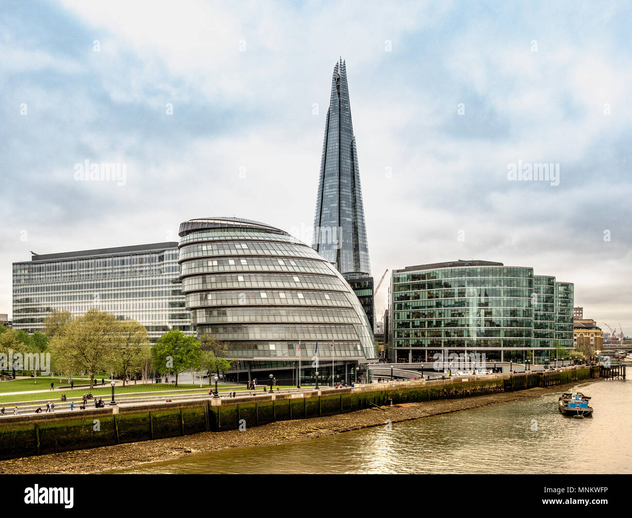 Il Municipio, sede della Greater London Authority e la Shard. Southwark, sulla riva sud del fiume Tamigi, Londra, Regno Unito. Foto Stock