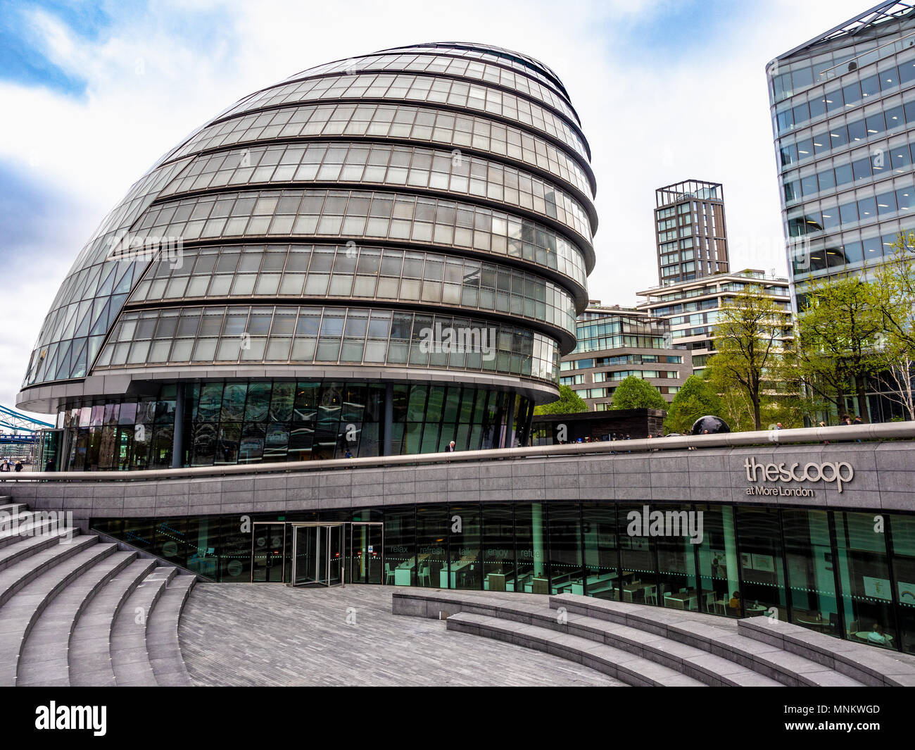 Il City Hall e il convogliatore anfiteatro all'aperto. Southwark, sulla riva sud del fiume Tamigi, Londra, Regno Unito. Foto Stock
