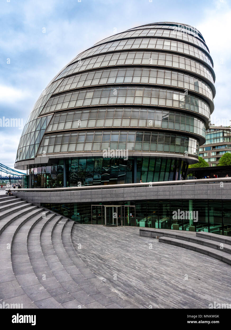 Il City Hall e il convogliatore anfiteatro all'aperto. Southwark, sulla riva sud del fiume Tamigi, Londra, Regno Unito. Foto Stock