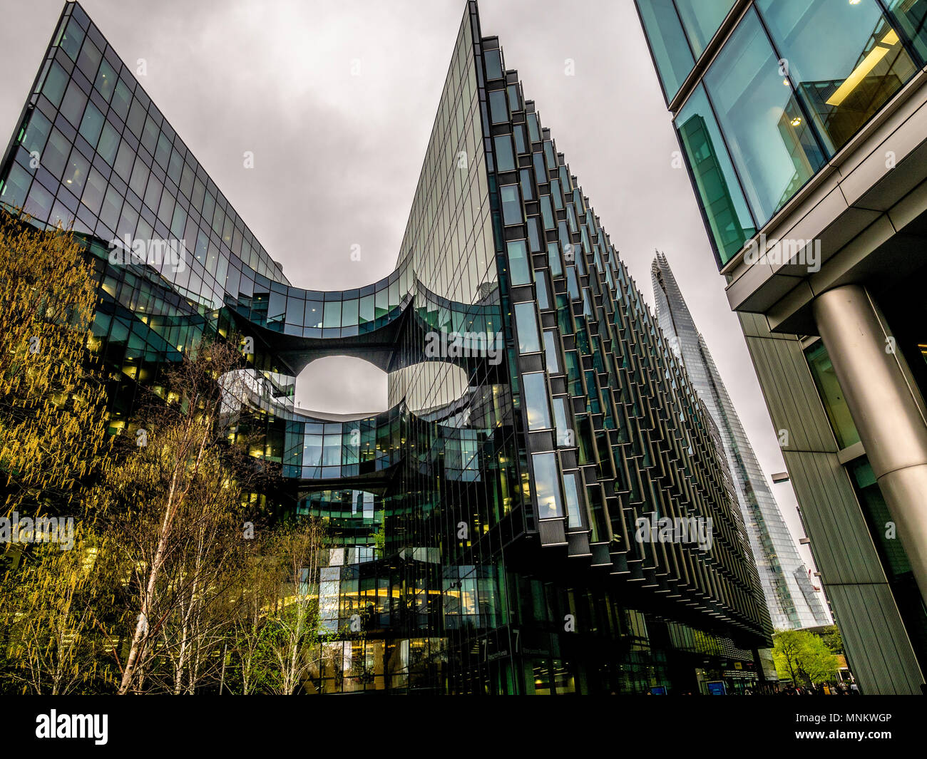 PWC (PricewaterhouseCoopers) edificio, Southwark, Londra, Regno Unito progettato da Foster e Partner con il Coccio in background. Foto Stock